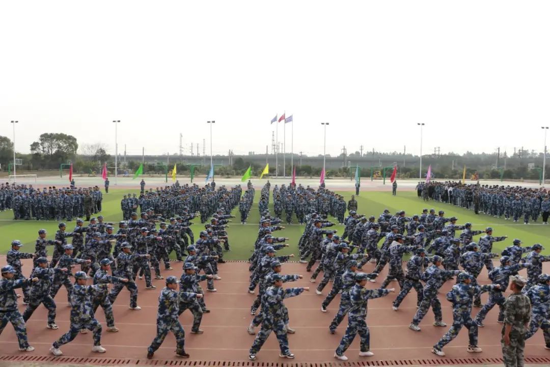 南昌向遠(yuǎn)軌道技術(shù)學(xué)校隆重舉行2022年春季新生素質(zhì)拓展成果展示暨表彰大會(huì)