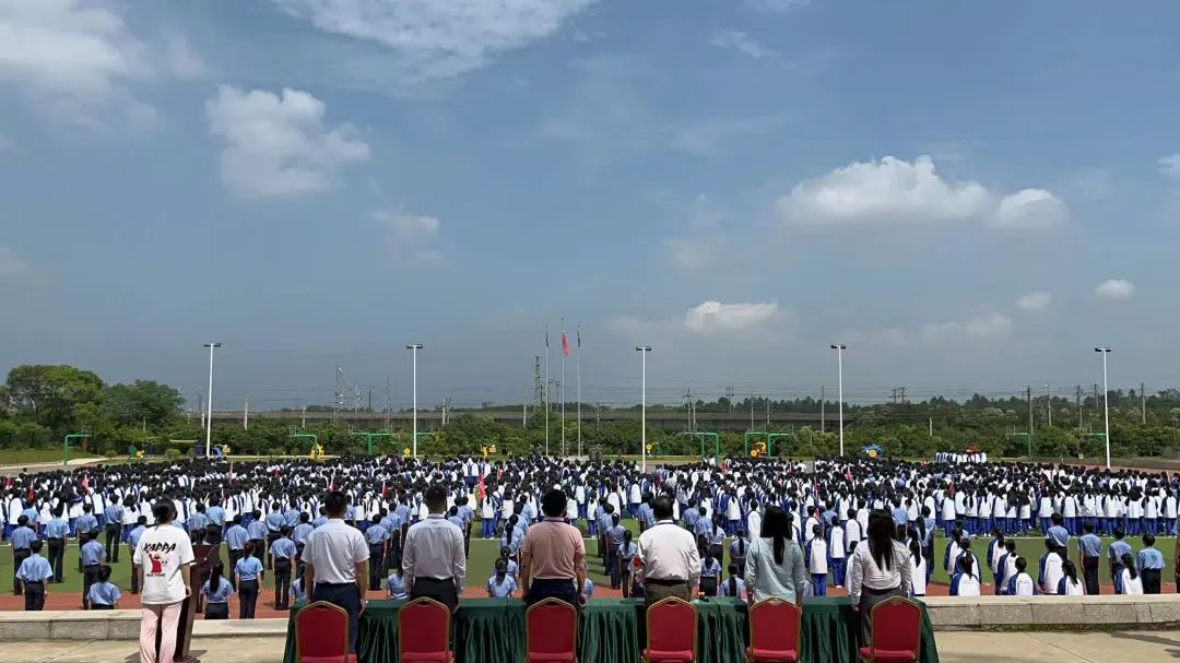 南昌向遠(yuǎn)軌道技術(shù)學(xué)校舉行慶祝中國共產(chǎn)主義青年團(tuán)成立100周年新團(tuán)員入團(tuán)儀式暨表彰大會(huì)