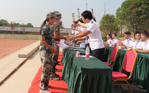 南昌向遠(yuǎn)軌道技術(shù)學(xué)校2019級新生開學(xué)典禮暨軍訓(xùn)匯演表彰大會隆重舉行