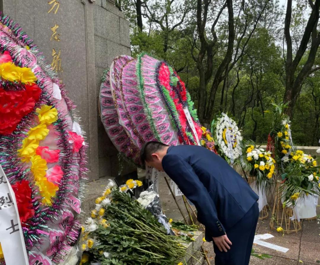 學習黨史，致敬英雄---南昌向遠軌道技術(shù)學校開展清明節(jié)祭掃主題團日活動