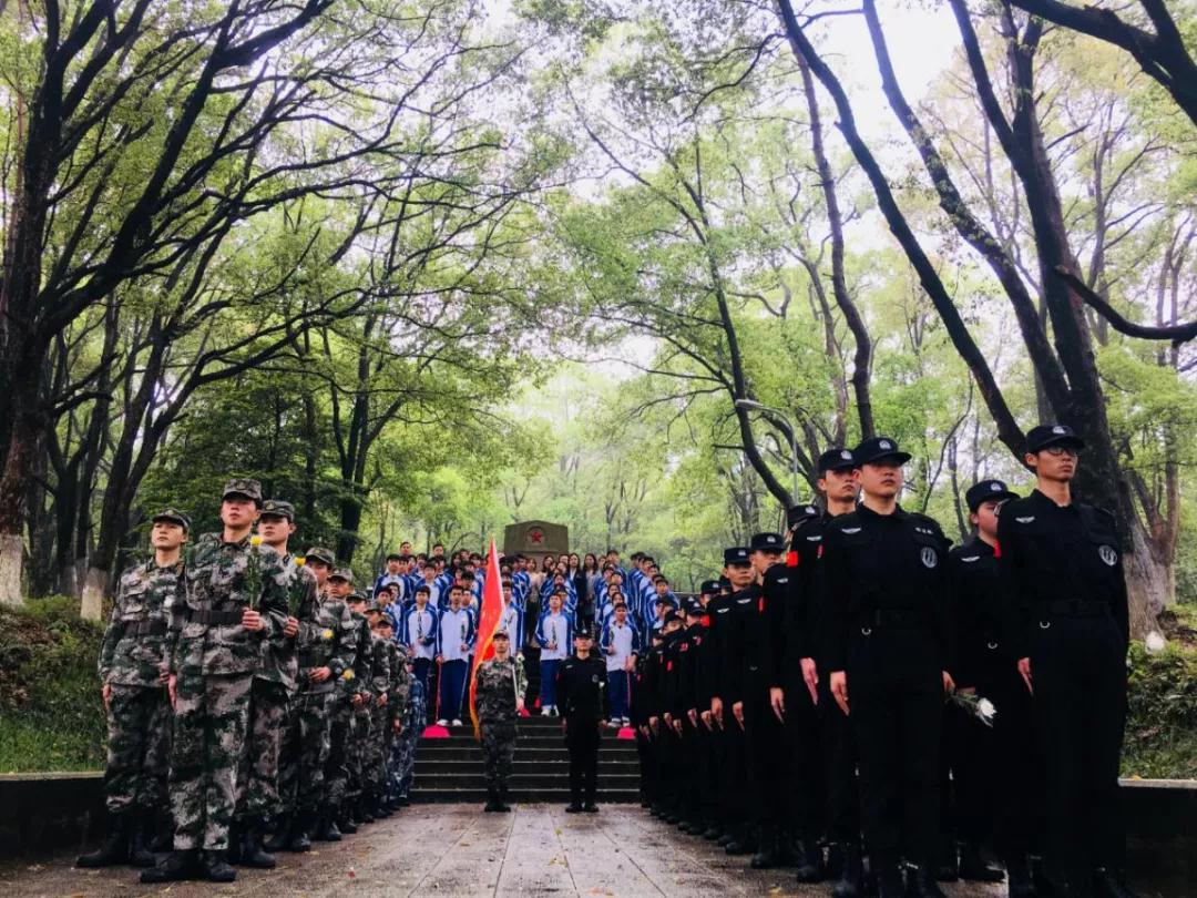 學習黨史，致敬英雄---南昌向遠軌道技術(shù)學校開展清明節(jié)祭掃主題團日活動