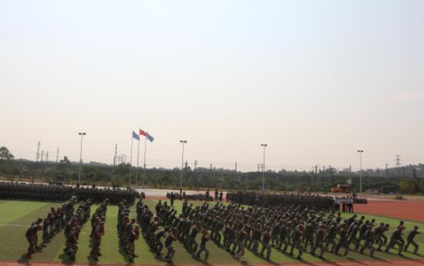 南昌向遠(yuǎn)軌道技術(shù)學(xué)校2019級新生開學(xué)典禮暨軍訓(xùn)匯演表彰大會隆重舉行