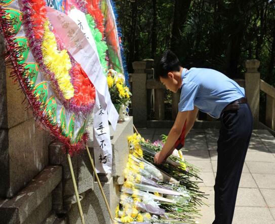 南昌向遠(yuǎn)鐵路學(xué)校學(xué)生赴方志敏烈士陵園掃墓