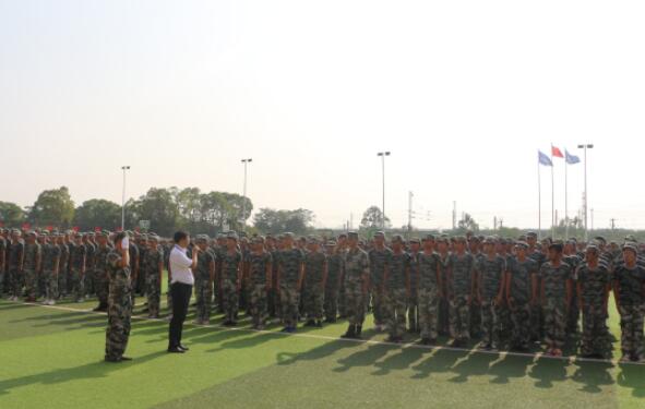 南昌向遠(yuǎn)軌道技術(shù)學(xué)校2019級新生開學(xué)典禮暨軍訓(xùn)匯演表彰大會隆重舉行