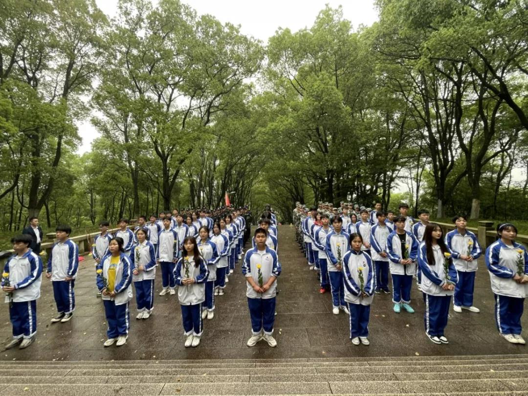 學習黨史，致敬英雄---南昌向遠軌道技術(shù)學校開展清明節(jié)祭掃主題團日活動