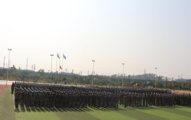 南昌向遠(yuǎn)軌道技術(shù)學(xué)校2019級新生開學(xué)典禮暨軍訓(xùn)匯演表彰大會隆重舉行