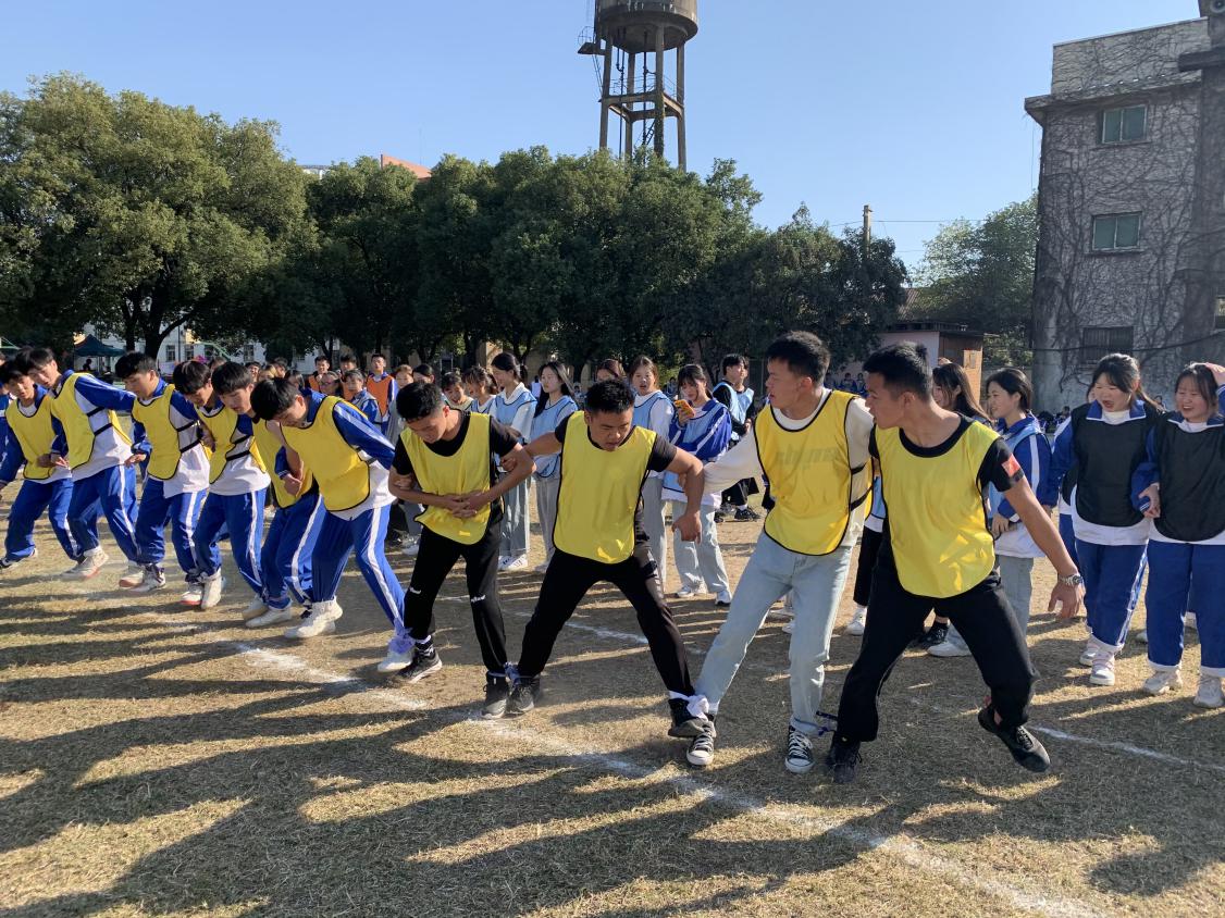 熱烈祝賀南昌向遠軌道技術學校第五屆趣味運動會順利召開