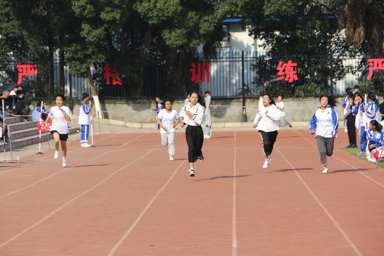 南昌向遠(yuǎn)軌道技術(shù)學(xué)校第十三屆秋季運(yùn)動會之徑賽風(fēng)采