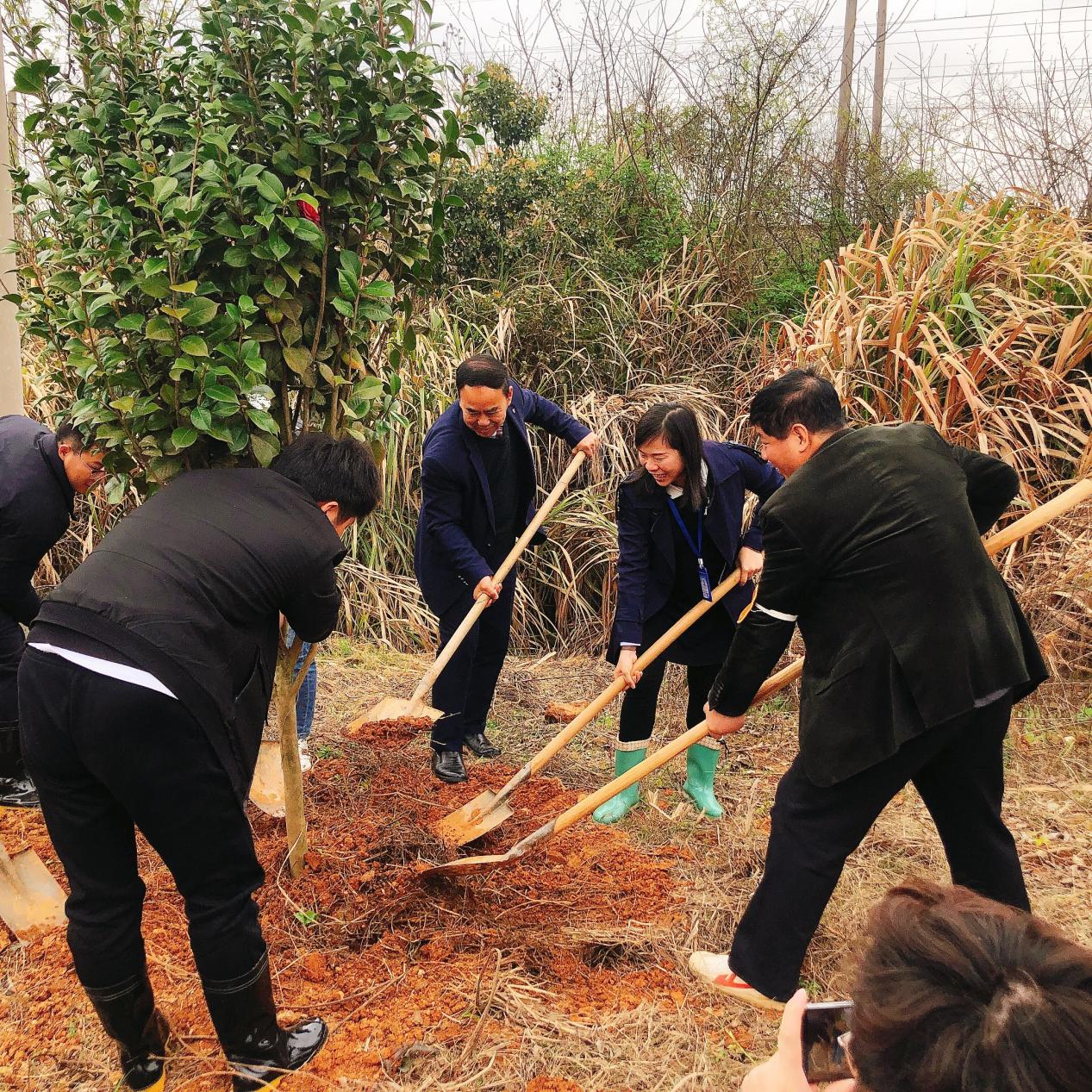 南昌向遠(yuǎn)軌道技術(shù)學(xué)校助力植樹節(jié)，彰顯向遠(yuǎn)力量