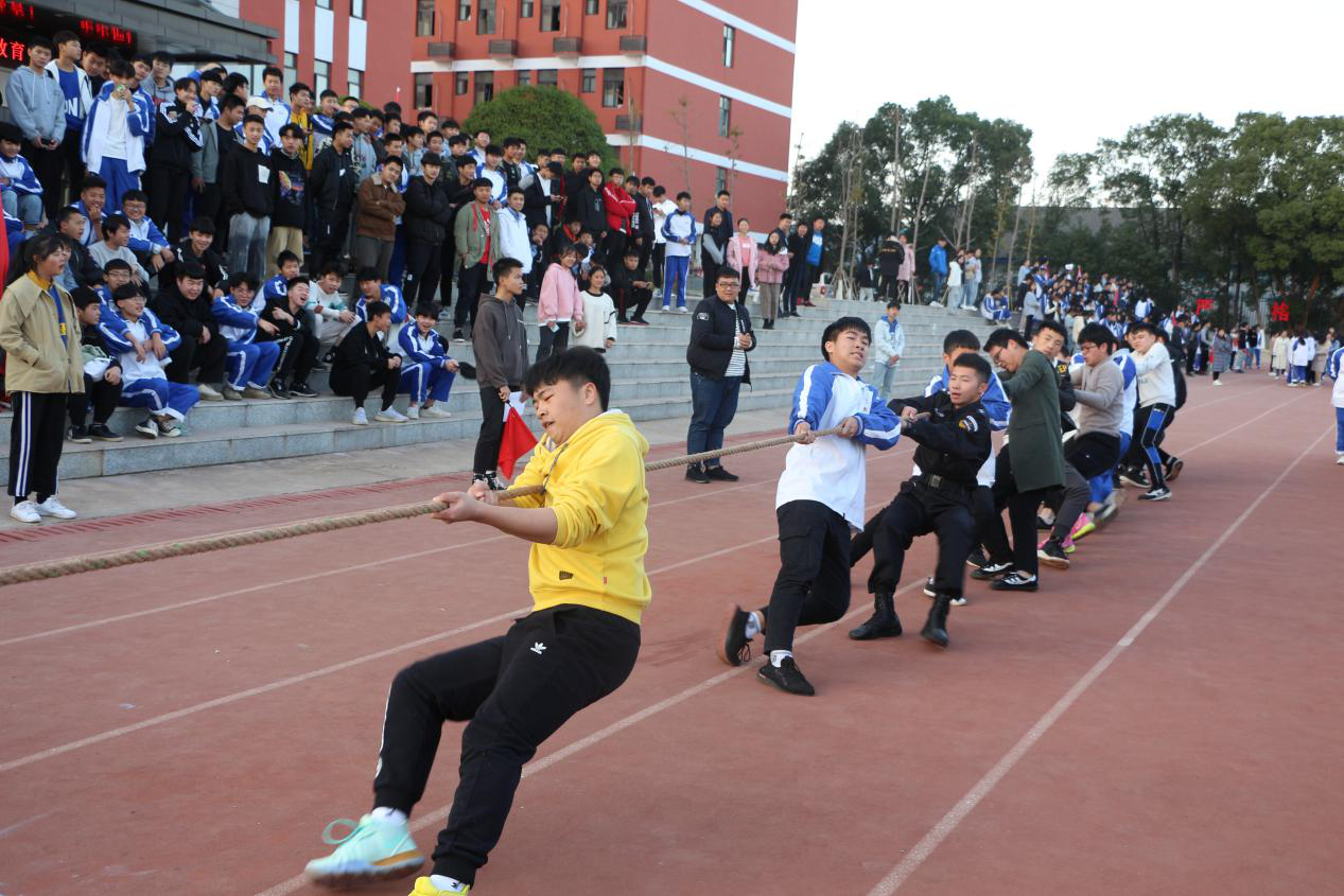 南昌向遠(yuǎn)軌道技術(shù)學(xué)校第一屆校園體育節(jié)系列活動(dòng)之拔河比賽