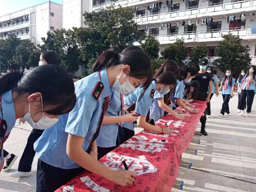 南昌向遠軌道技術學校光盤行動節(jié)約糧食從我做起簽名活動