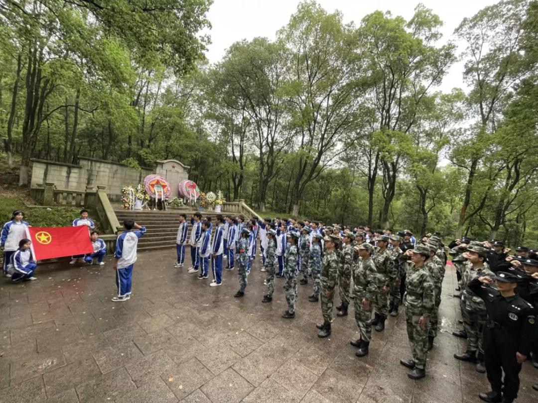 學習黨史，致敬英雄---南昌向遠軌道技術(shù)學校開展清明節(jié)祭掃主題團日活動