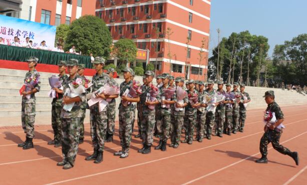 南昌向遠(yuǎn)軌道技術(shù)學(xué)校2019級新生開學(xué)典禮暨軍訓(xùn)匯演表彰大會隆重舉行