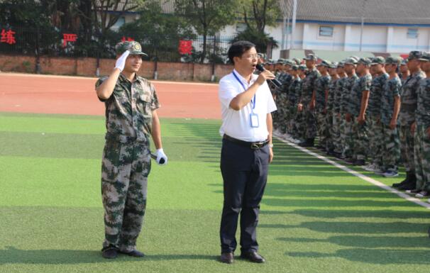 南昌向遠(yuǎn)軌道技術(shù)學(xué)校2019級新生開學(xué)典禮暨軍訓(xùn)匯演表彰大會隆重舉行